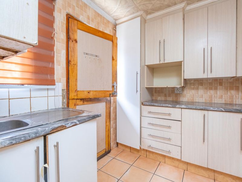 Perfect Starter Home for a Small Family in Tlhabane West! - Photo 10