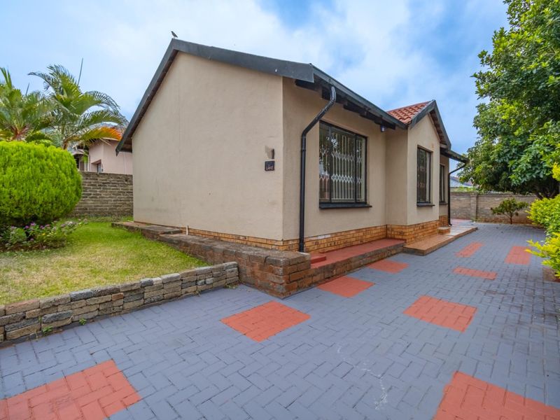 Perfect Starter Home for a Small Family in Tlhabane West! - Photo 2
