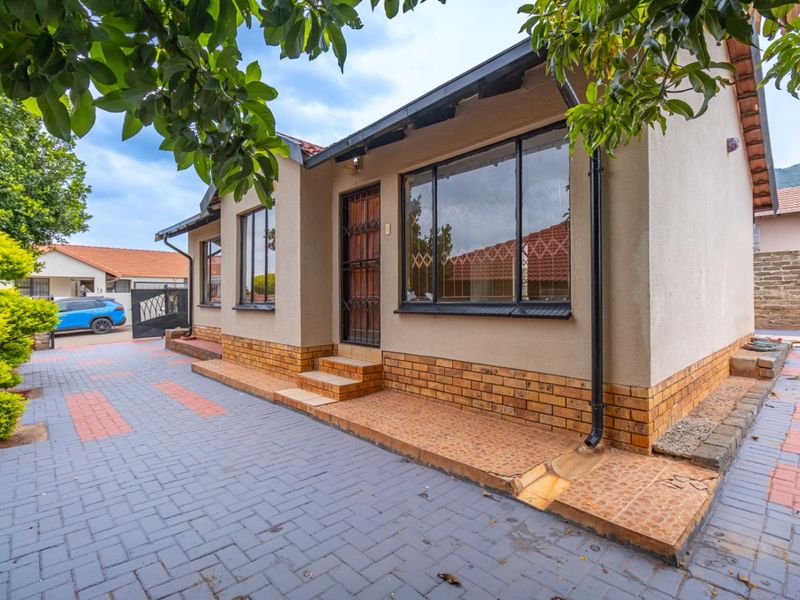 Perfect Starter Home for a Small Family in Tlhabane West! - Photo 1