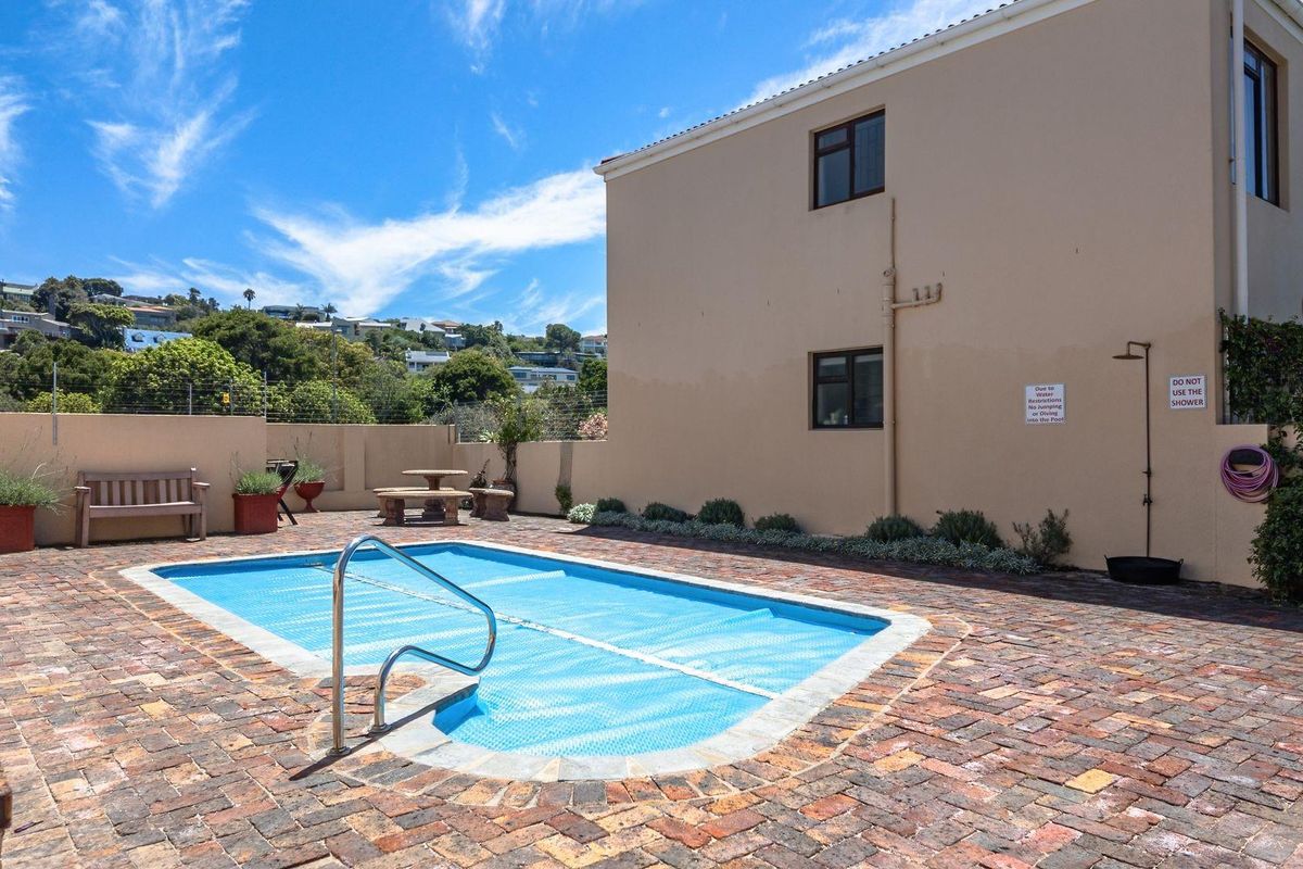 BEAUTIFUL CHIC AND MODERN CORNER APARTMENT- STROLL TO BEACH AND SHOPS - Photo 3