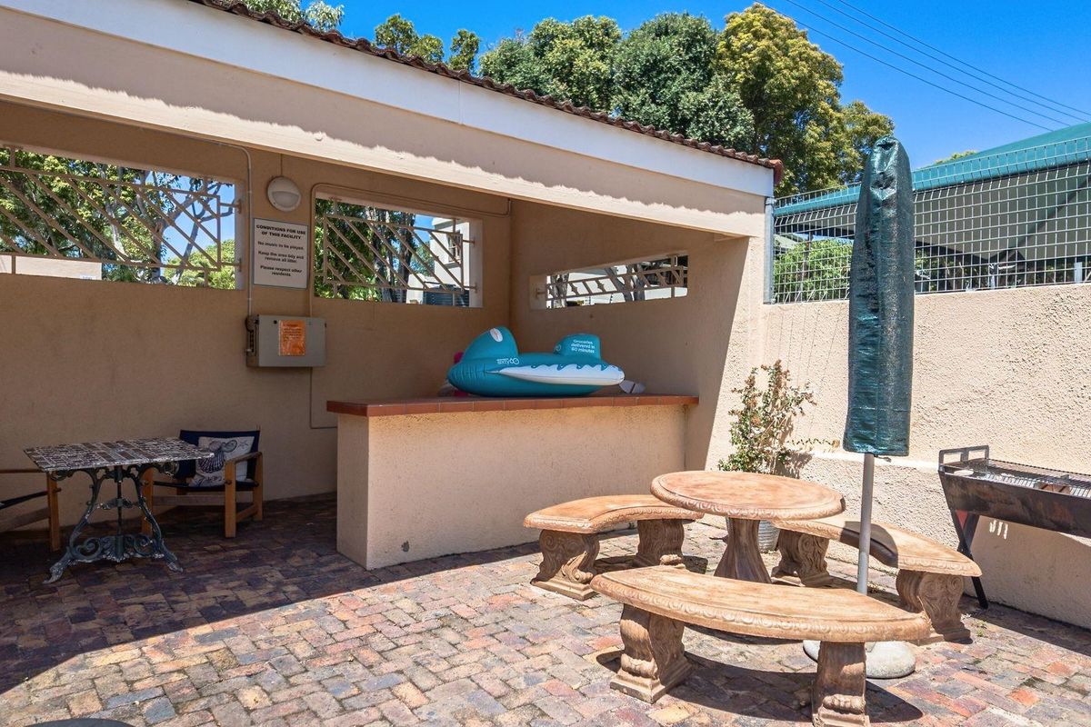 BEAUTIFUL CHIC AND MODERN CORNER APARTMENT- STROLL TO BEACH AND SHOPS - Photo 4