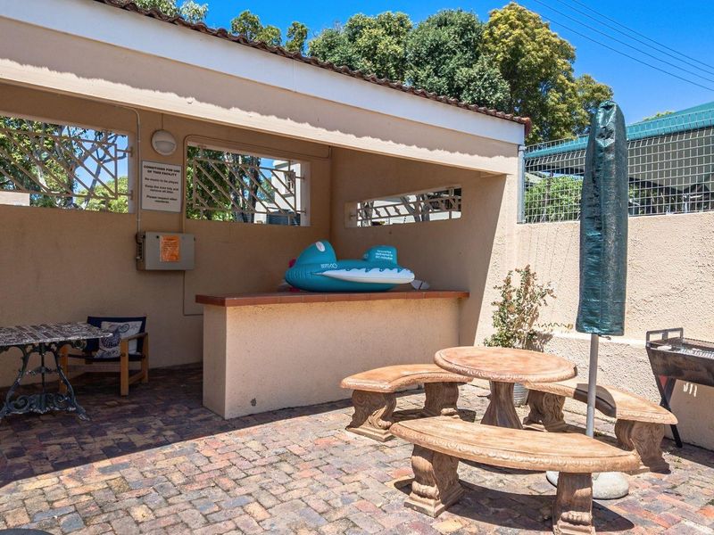 BEAUTIFUL CHIC AND MODERN CORNER APARTMENT- STROLL TO BEACH AND SHOPS - Photo 4