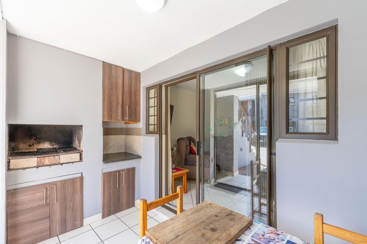 Furnished and ready to move in - secure coastal lifestyle! - Photo 2