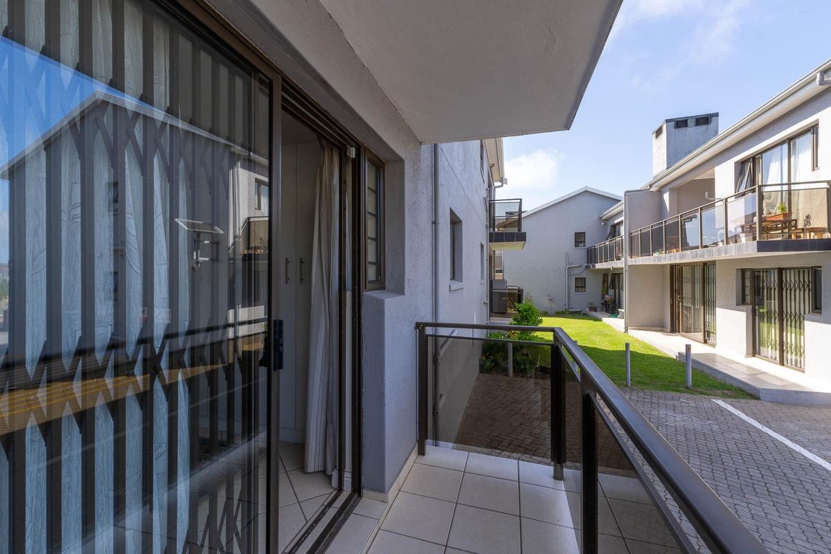 Furnished and ready to move in - secure coastal lifestyle! - Photo 4