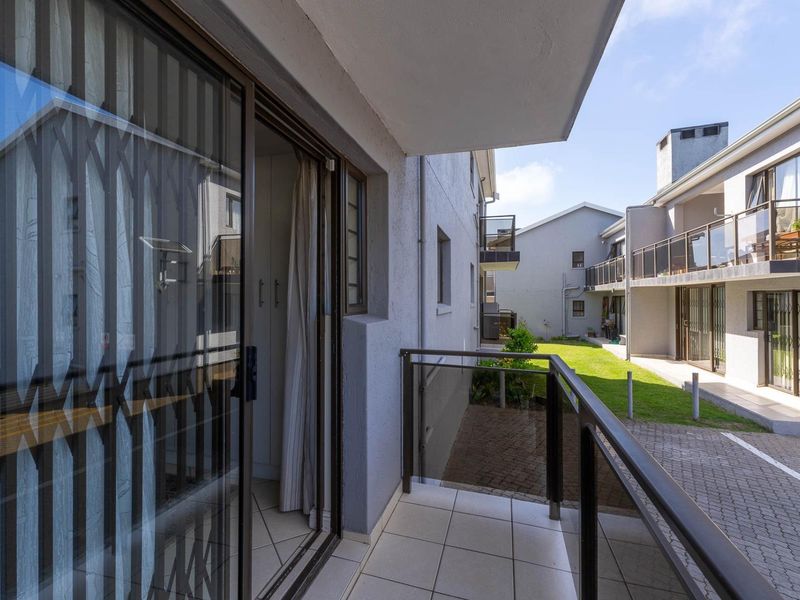 Furnished and ready to move in - secure coastal lifestyle! - Photo 4