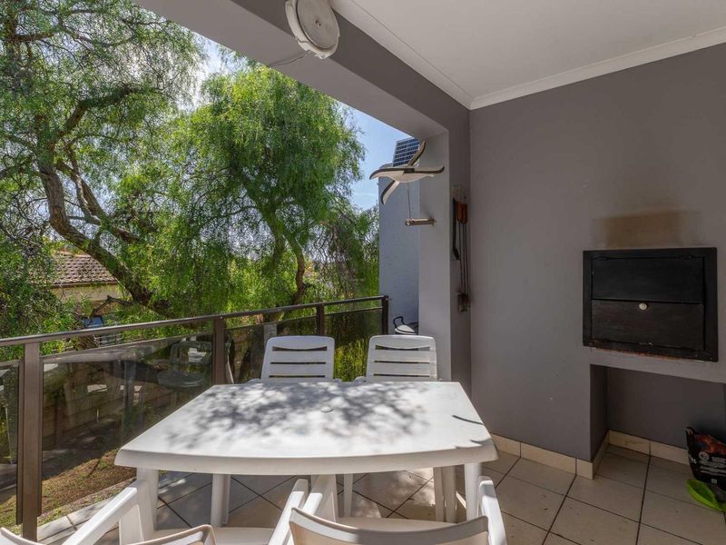 Stylish 2-Bedroom with Private Balconies and Built-In Braai in Hartenbos - Photo 2