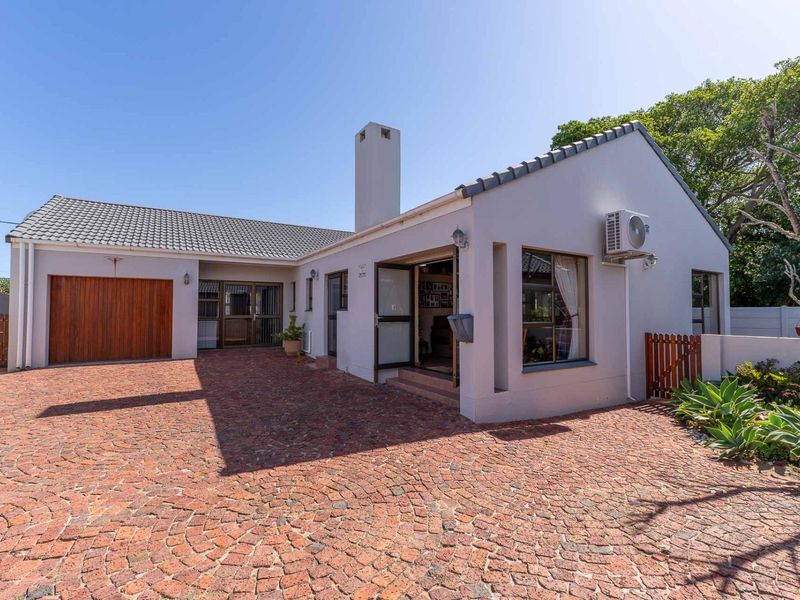 Immaculate lock up go in Stilbaai. Close to the river - Photo 2