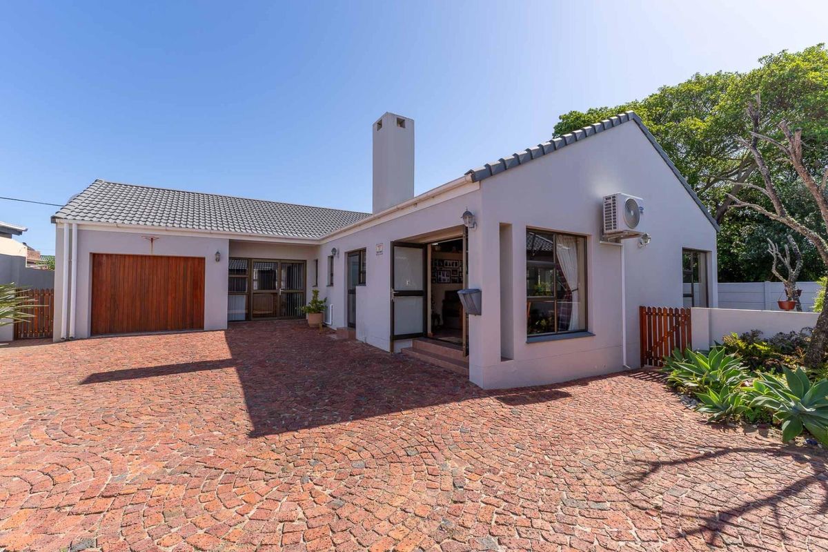 Immaculate lock up go in Stilbaai. Close to the river - Photo 2