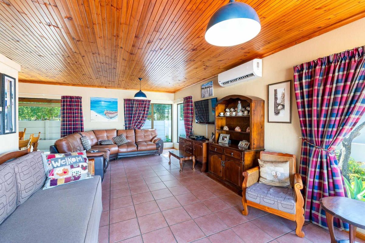 Immaculate lock up go in Stilbaai. Close to the river - Photo 5