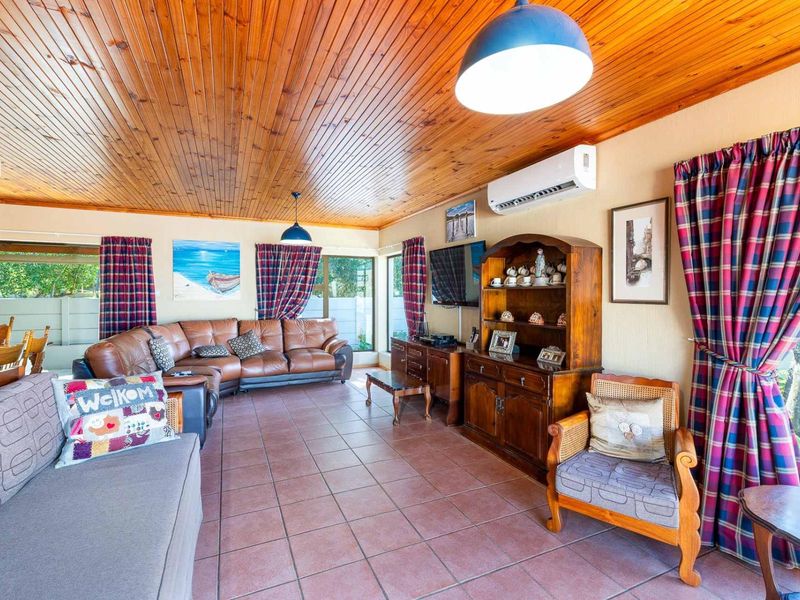 Immaculate lock up go in Stilbaai. Close to the river - Photo 5