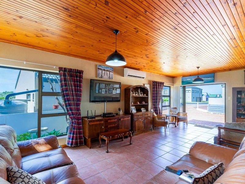 Immaculate lock up go in Stilbaai. Close to the river - Photo 8