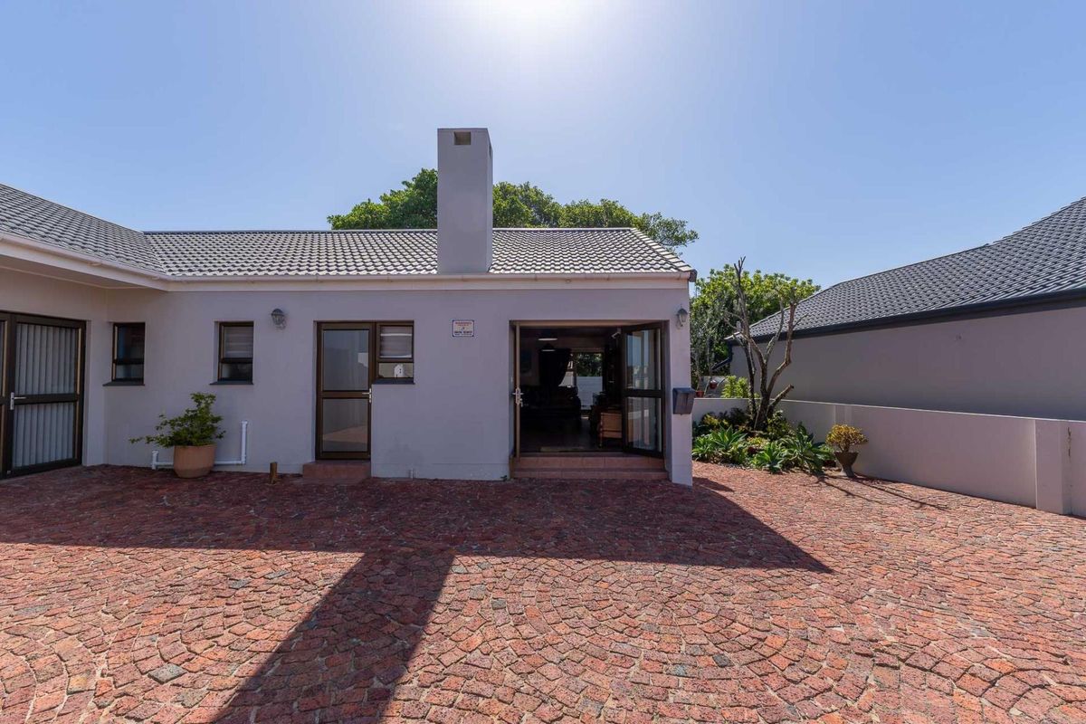 Immaculate lock up go in Stilbaai. Close to the river - Photo 3