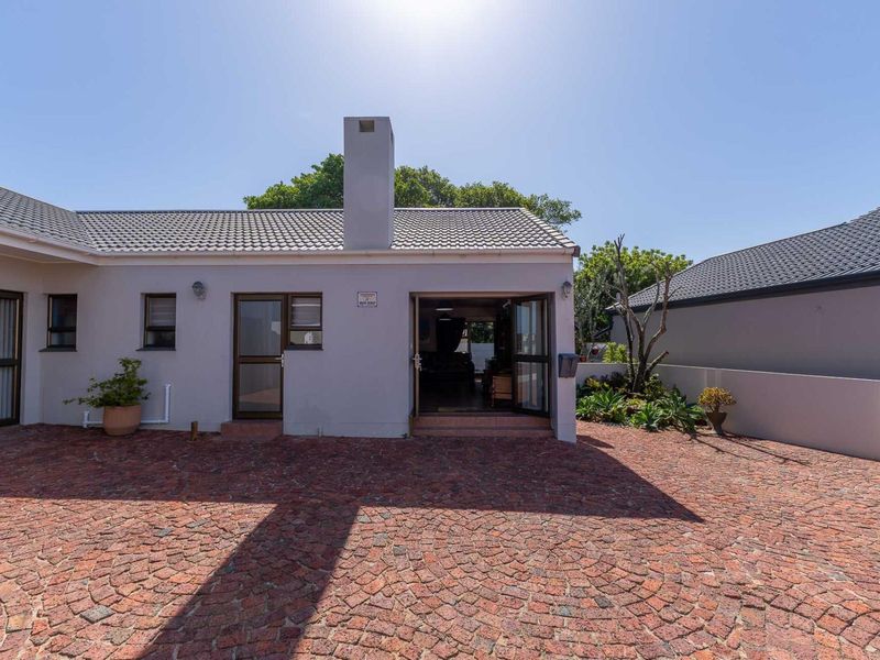 Immaculate lock up go in Stilbaai. Close to the river - Photo 3