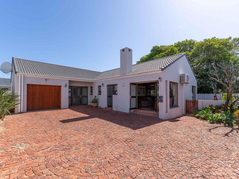 Immaculate lock up go in Stilbaai. Close to the river - Photo 1