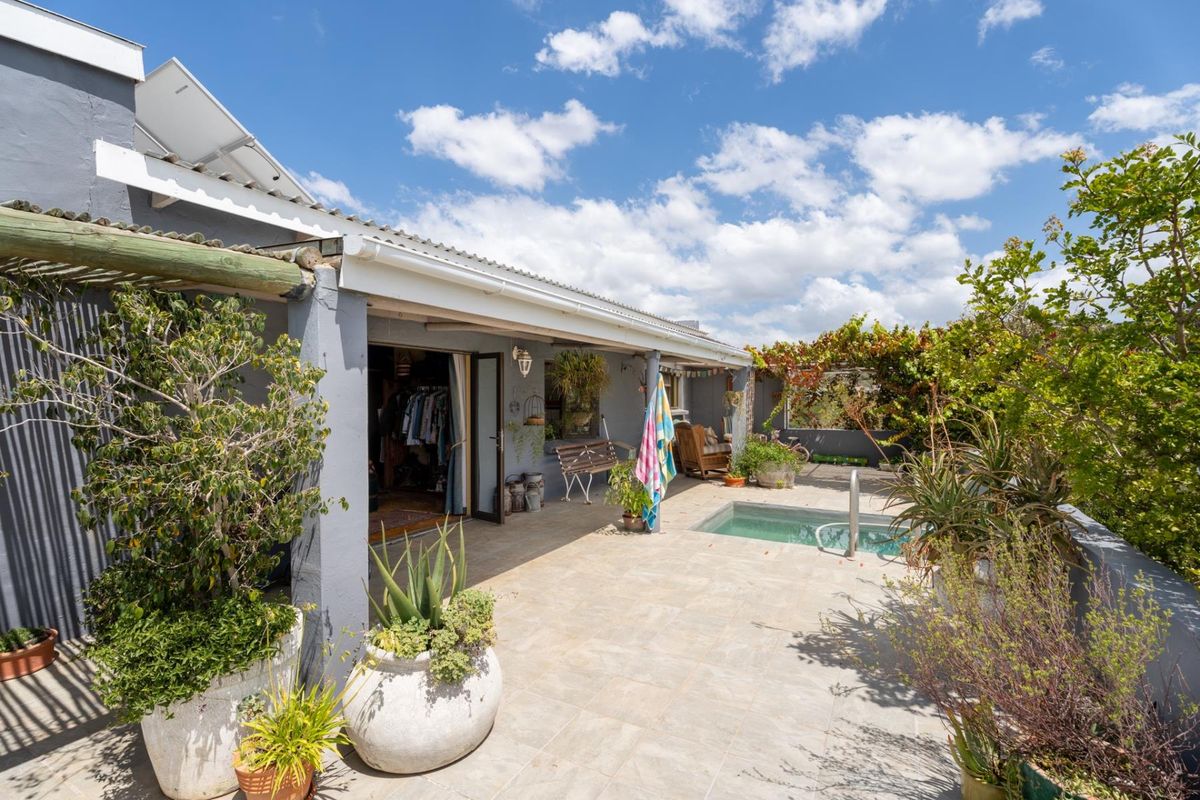 Setters Rest  - Napier, Overberg 4 Bedroomed farmhouse on smallholding R3.5m - Photo 5