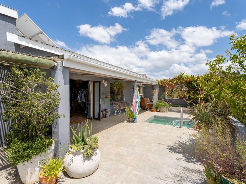 Setters Rest  - Napier, Overberg 4 Bedroomed farmhouse on smallholding R3.5m - Photo 5