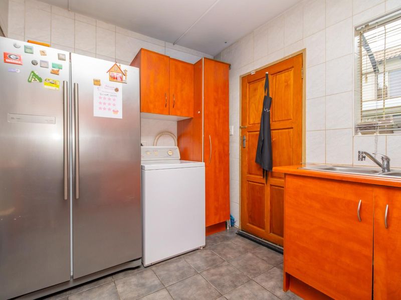 Perfect Starter Home in Secure Complex - Photo 8