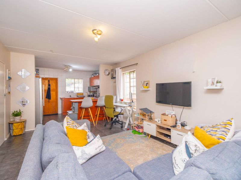 Perfect Starter Home in Secure Complex - Photo 2