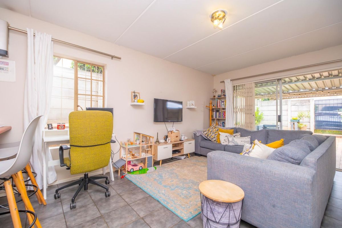 Perfect Starter Home in Secure Complex - Photo 3