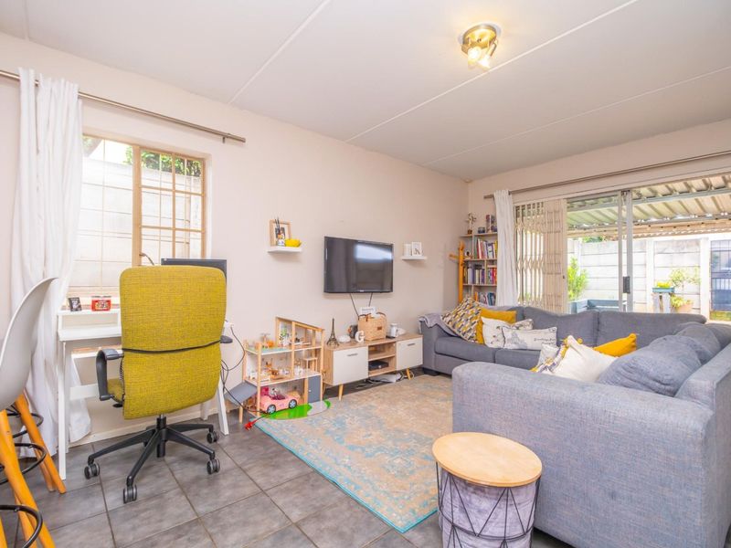 Perfect Starter Home in Secure Complex - Photo 3