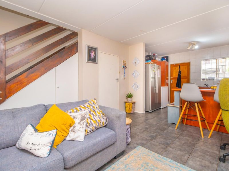 Perfect Starter Home in Secure Complex - Photo 4