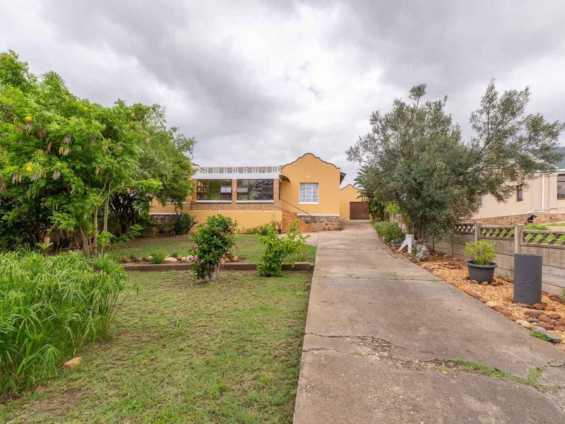 Three bedroom house on spacious Erf in Riversdale Western Cape - Photo 1