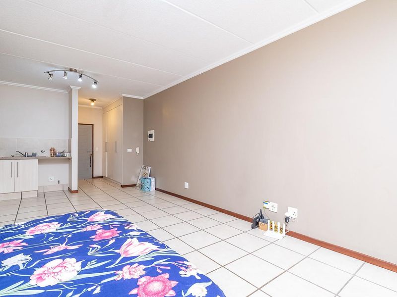 Stunning Studio Apartment - Photo 8