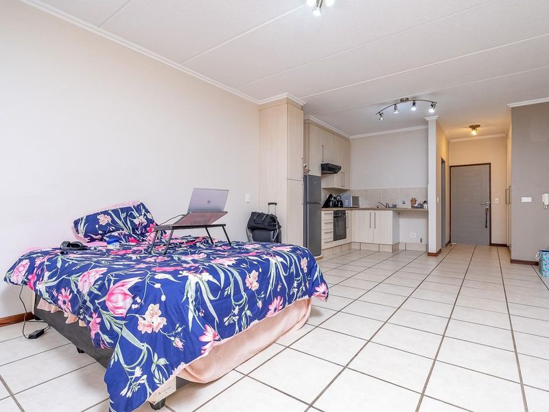 Stunning Studio Apartment - Photo 7