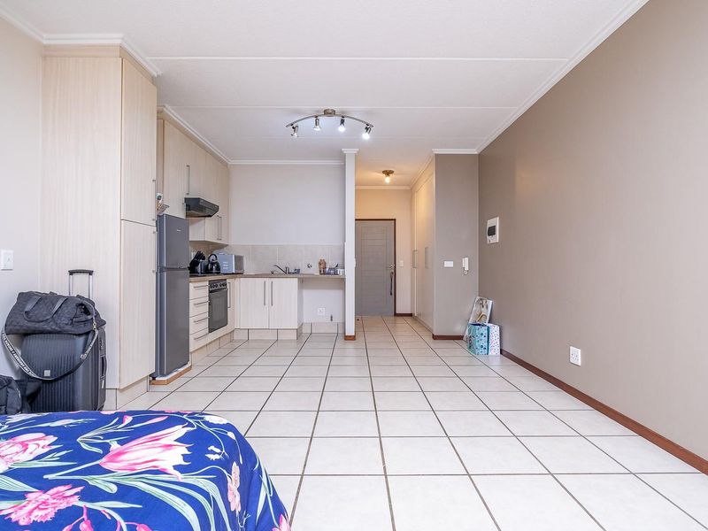 Stunning Studio Apartment - Photo 9