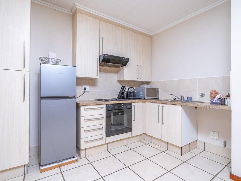 Stunning Studio Apartment - Photo 3