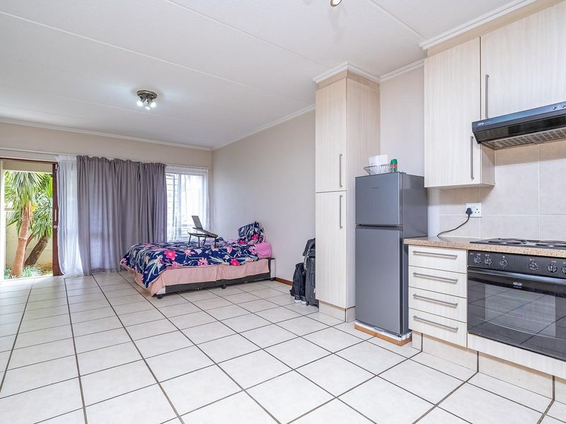 Stunning Studio Apartment - Photo 2