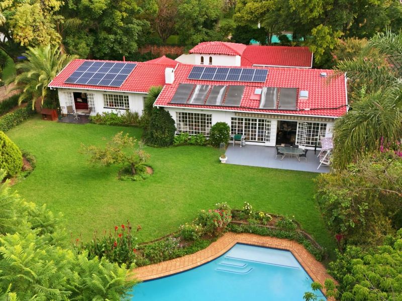 Secure, Fully Off-Grid 4-Bedroom Family Home with Cottage - Photo 2