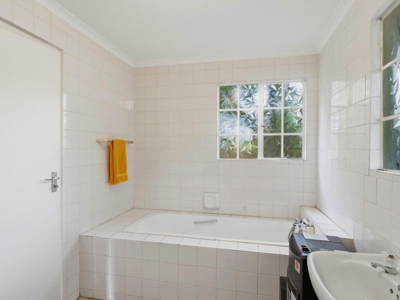 Secure, Fully Off-Grid 4-Bedroom Family Home with Cottage - Photo 9