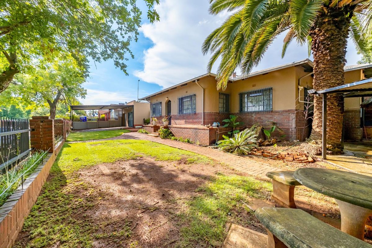 Full Title 4 Bedroom 2 Bathrooms with Flatlet in Valhalla - Photo 3