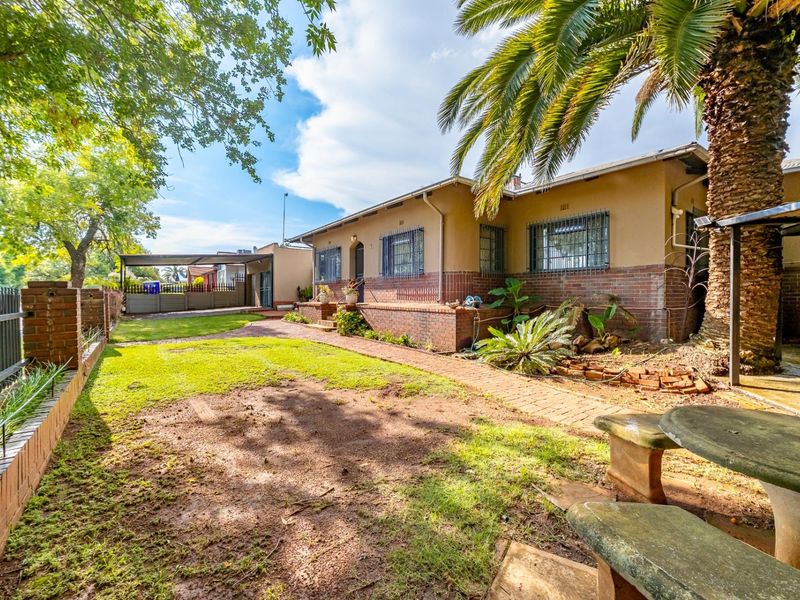 Full Title 4 Bedroom 2 Bathrooms with Flatlet in Valhalla - Photo 3