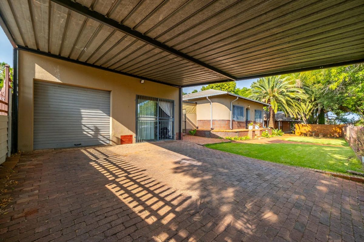 Full Title 4 Bedroom 2 Bathrooms with Flatlet in Valhalla - Photo 2