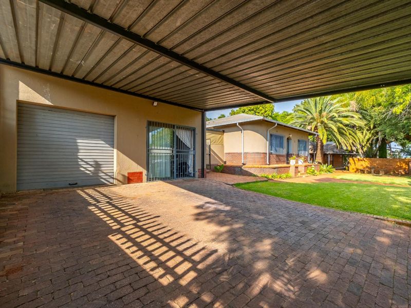 Full Title 4 Bedroom 2 Bathrooms with Flatlet in Valhalla - Photo 2