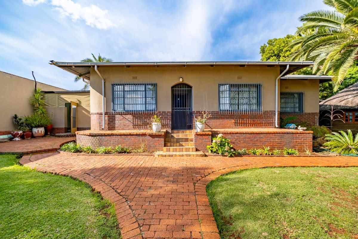 Full Title 4 Bedroom 2 Bathrooms with Flatlet in Valhalla - Photo 4