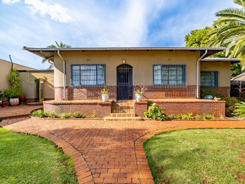 Full Title 4 Bedroom 2 Bathrooms with Flatlet in Valhalla - Photo 4