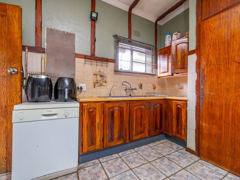 Full Title 4 Bedroom 2 Bathrooms with Flatlet in Valhalla - Photo 8