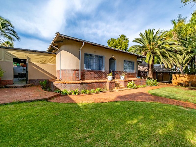 Full Title 4 Bedroom 2 Bathrooms with Flatlet in Valhalla - Photo 1