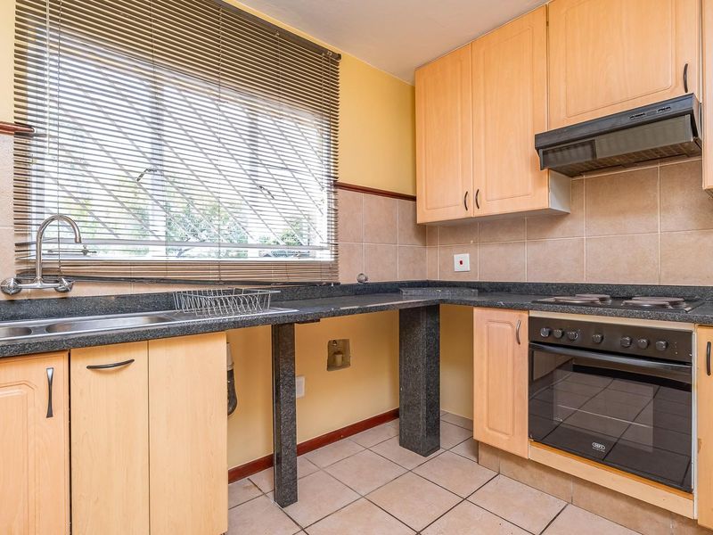 3 Bedroom 2 Bathroom 2 Garage Townhouse for Sale in die Hoewes - Photo 5