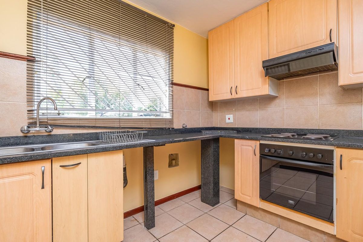 3 Bedroom 2 Bathroom 2 Garage Townhouse for Sale in die Hoewes - Photo 5