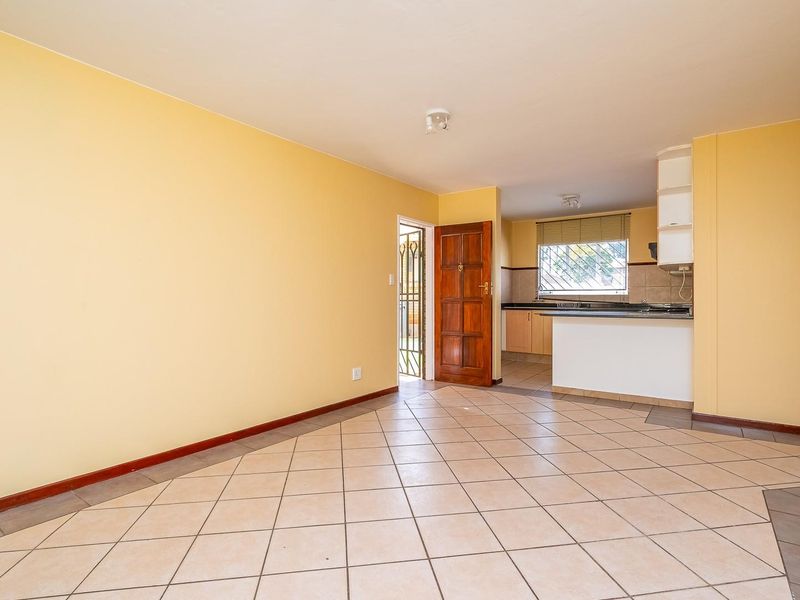 3 Bedroom 2 Bathroom 2 Garage Townhouse for Sale in die Hoewes - Photo 2