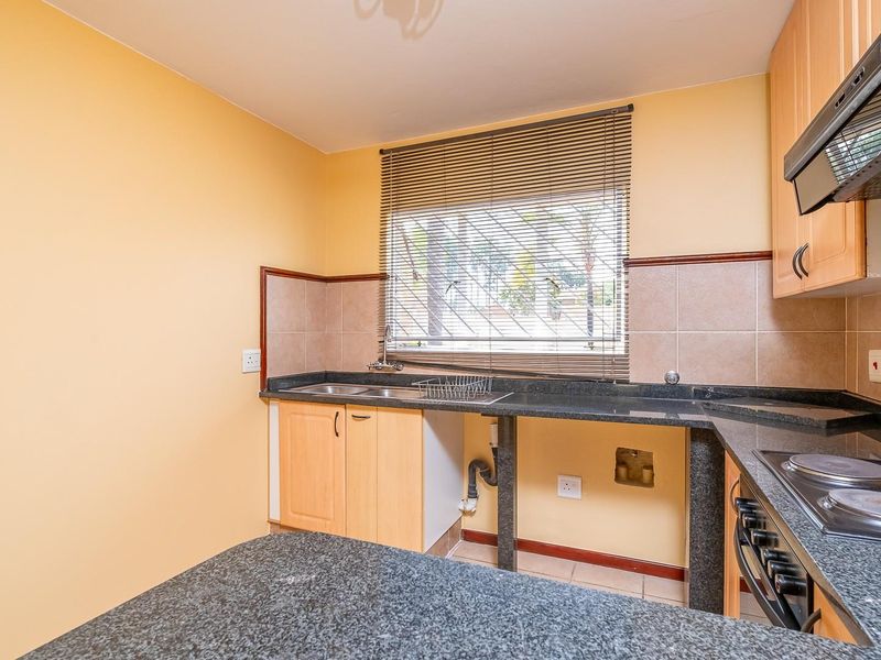 3 Bedroom 2 Bathroom 2 Garage Townhouse for Sale in die Hoewes - Photo 4