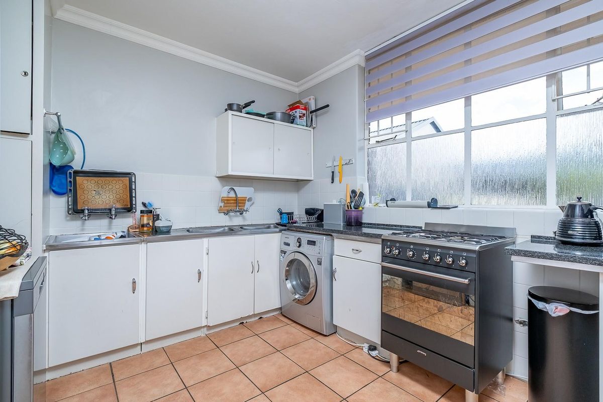 Simplicity living in the heart of Blackheath - Photo 5