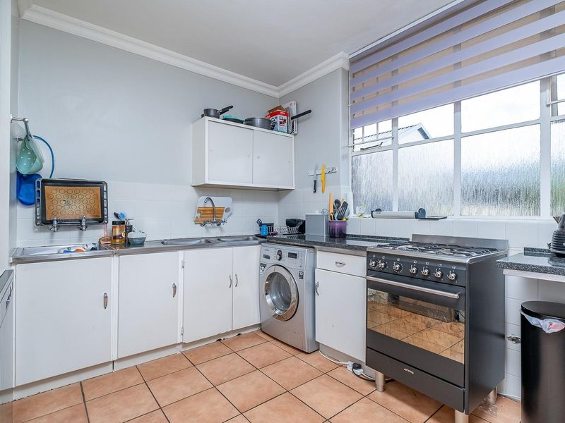 Simplicity living in the heart of Blackheath - Photo 5