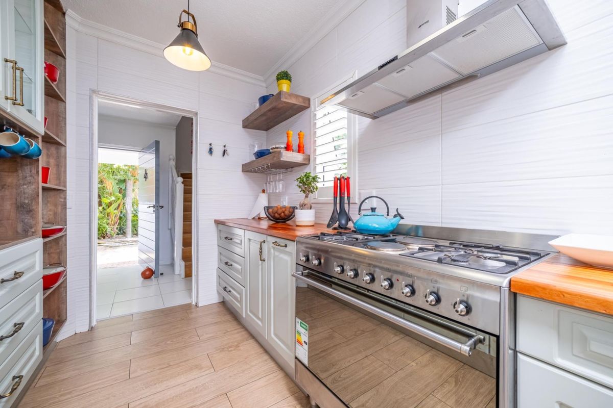 Spacious Family Home with Swimming Pool and Backup Power - Photo 2