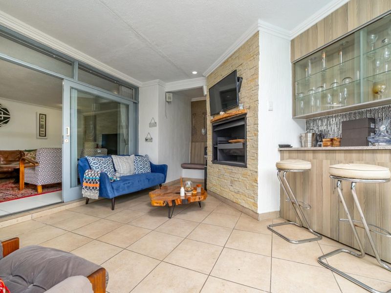 Spacious Family Home with Swimming Pool and Backup Power - Photo 10