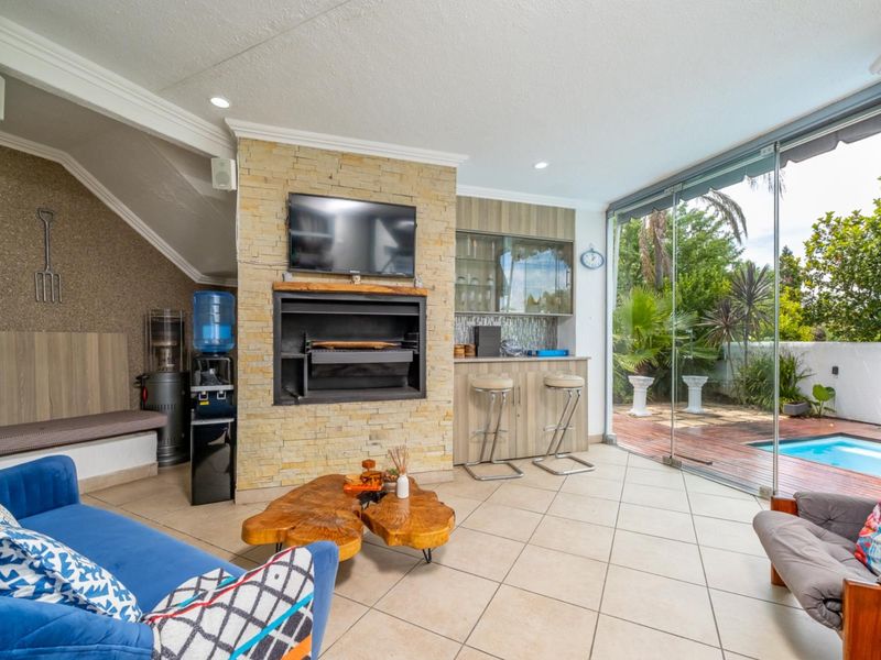 Spacious Family Home with Swimming Pool and Backup Power - Photo 9